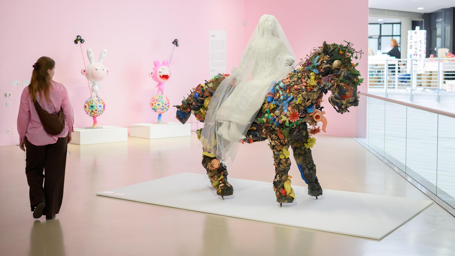 Eine Frau steht in der Ausstellung 