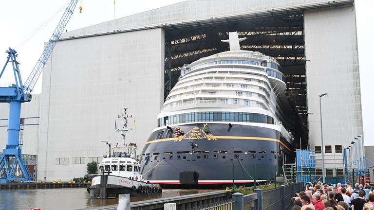 Das Kreuzfahrtschiff „Disney Treasure“ das Baudock der Papenburger Meyer Werft.