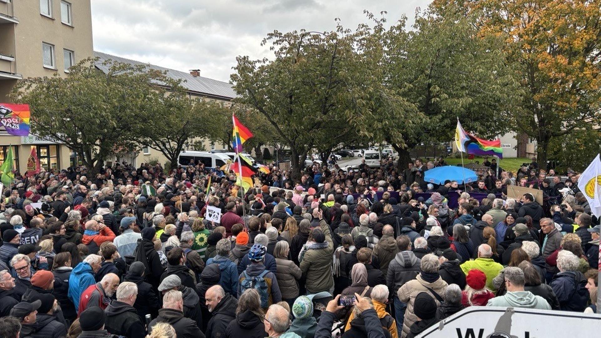 Hunderte Demonstranten vor Apotheke in Bielefeld