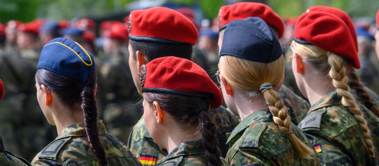 Soldatinnen und Soldaten der Bundeswehr im Burger Goethepark (Sachsen-Anhalt).