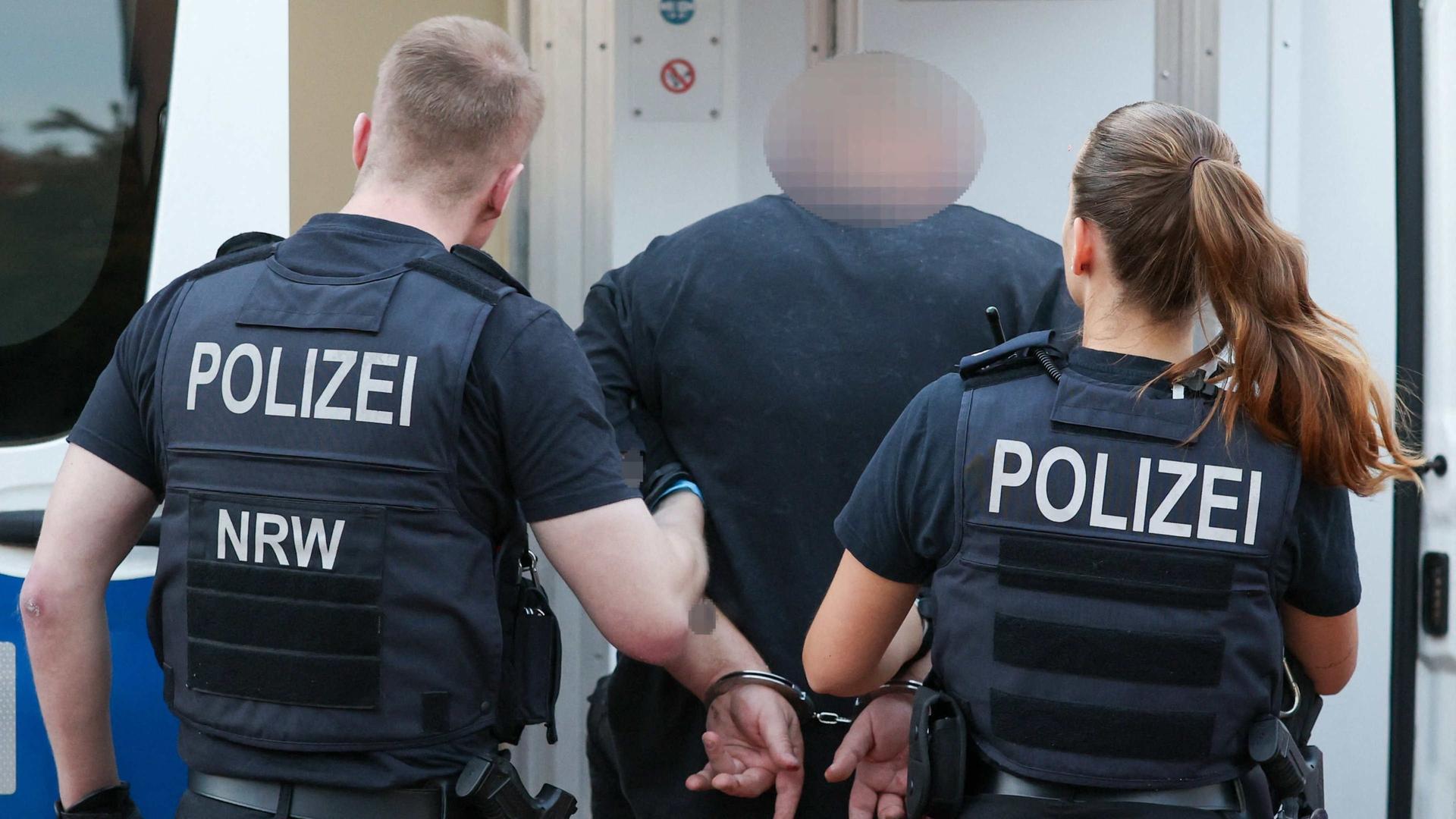 Polizeibeamte führen den Hells Angel ab  | dpa/Christoph Reichwein