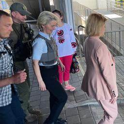 Ursula von der Leyen kommt auf dem Bahnhof in Kiew an.