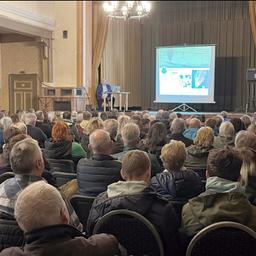 Günter Wetzel berichtet im Pößnecker "Rosengarten" von der Vorbereitung und Durchführung der Flucht mit dem Ballon, die Plätze im Saal sind gut besetzt.