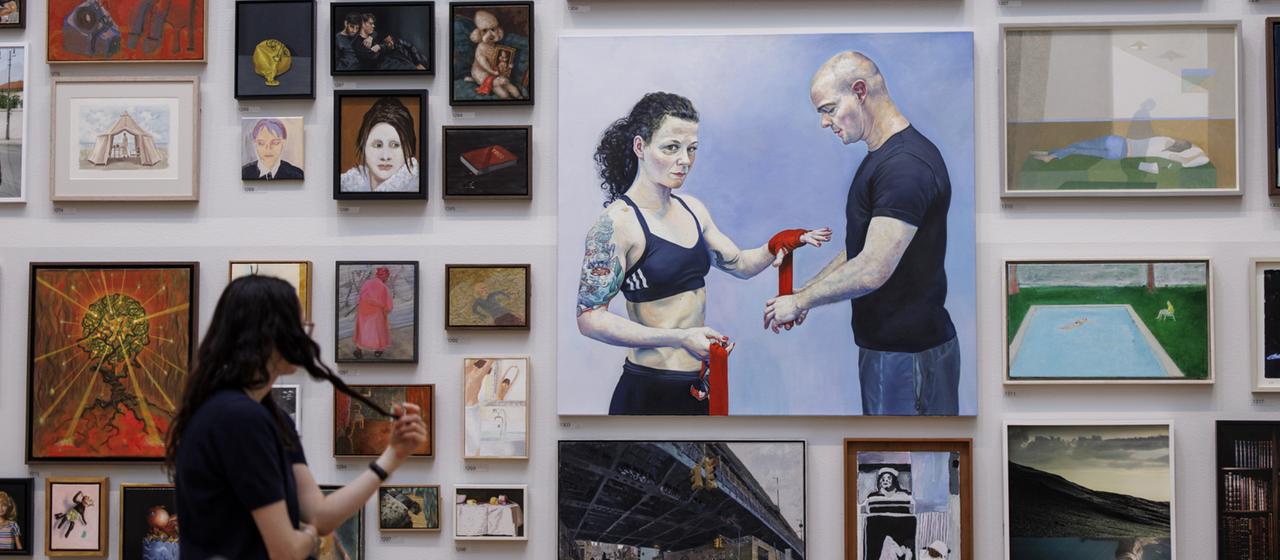Menschen besuchen die Ausstellung während einer Pressevorschau für die Summer Exhibition 2026 in der Royal Academy of Arts in London.