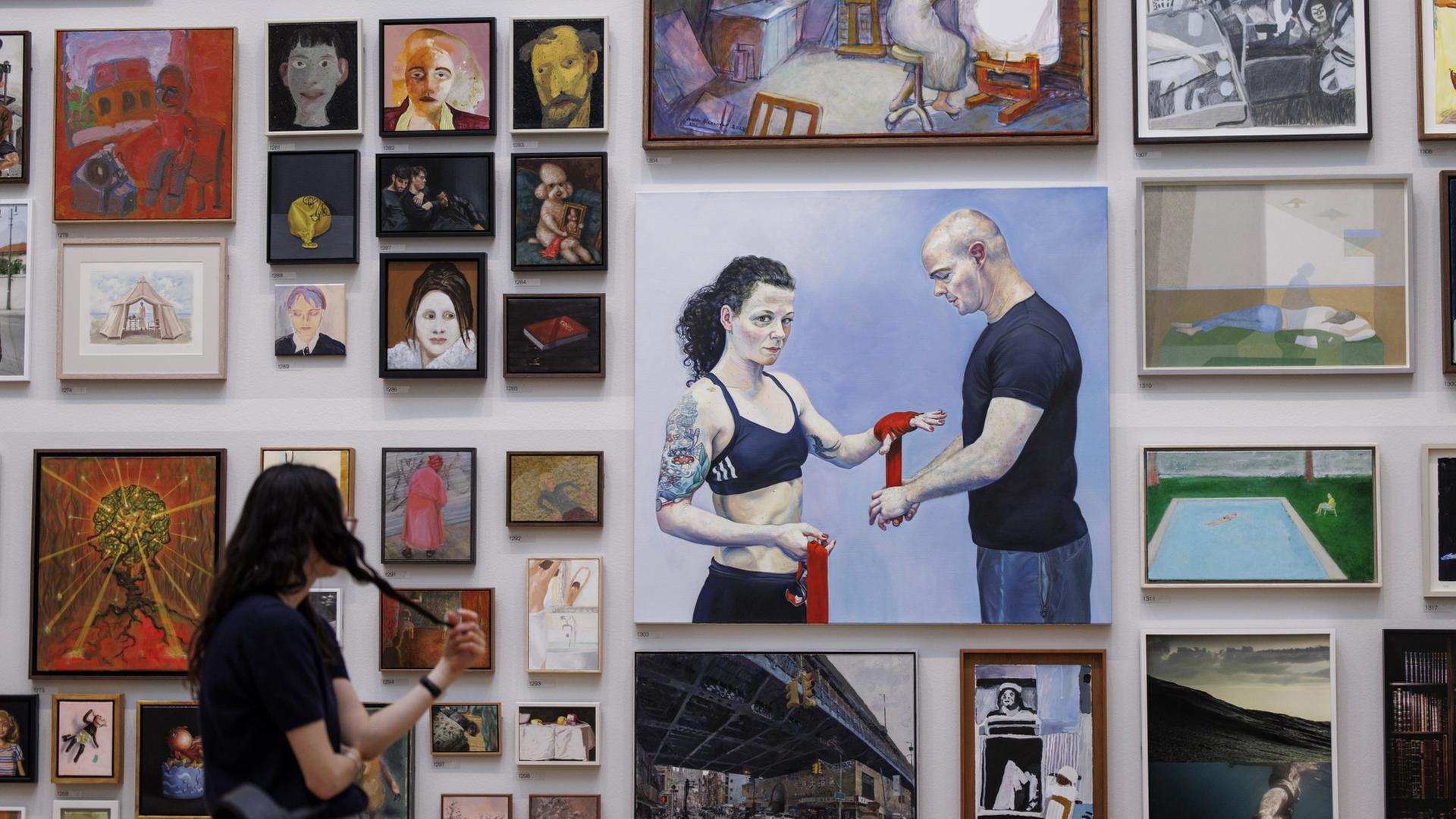 Menschen besuchen die Ausstellung während einer Pressevorschau für die Summer Exhibition 2026 in der Royal Academy of Arts in London. | EPA