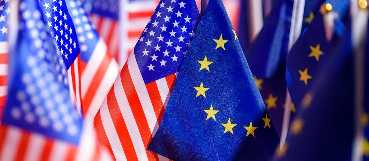 US- und EU-Flaggen.