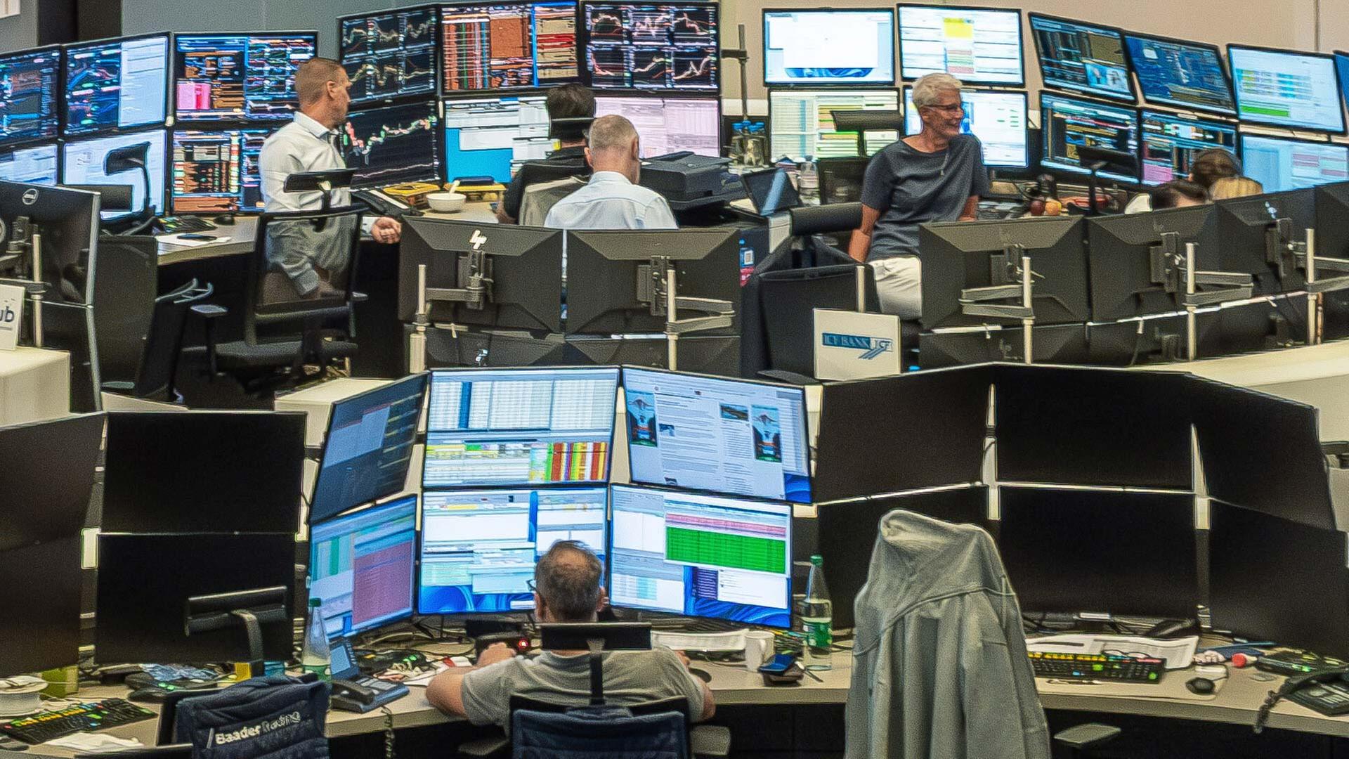 Börsenhändler an der Frankfurter Börse. | picture alliance / Caro