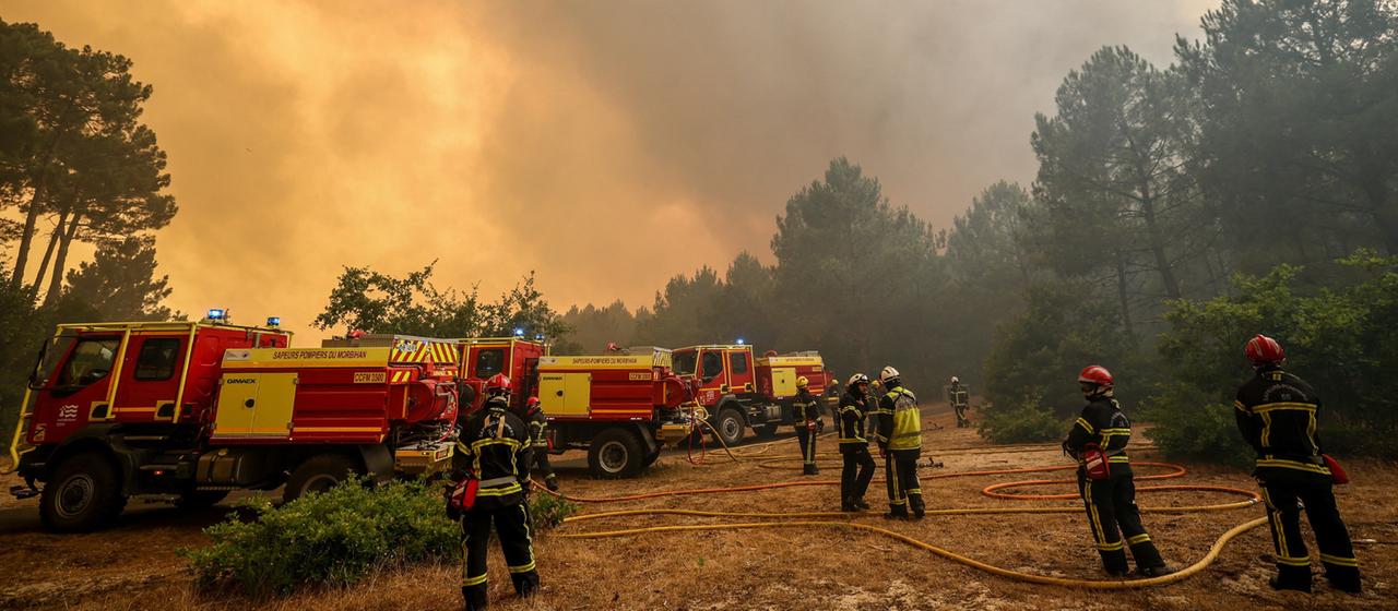 Feuerwehrleute inmitten des Rauchs von Waldbränden in Lège-Cap-Ferret im Département Gironde in Frankreich.