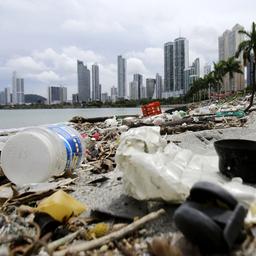 Plastikmüll ist entlang des Küstenstreifens in der Bucht von Panama-Stadt zu sehen. | EPA Plastikmüll ist entlang des Küstenstreifens in der Bucht von Panama-Stadt zu sehen.