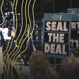 Angehörige von israelischen Geiseln im Gazastreifen versammeln sich am 14. Januar 2025 in Tel Aviv, Israel, vor dem Verteidigungsministerium zu einer Demonstration.