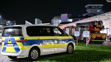Polizei und Feuerwehr sind nach Drohnensichtungen und Flugausfällen am Flughafen München im Einsatz.