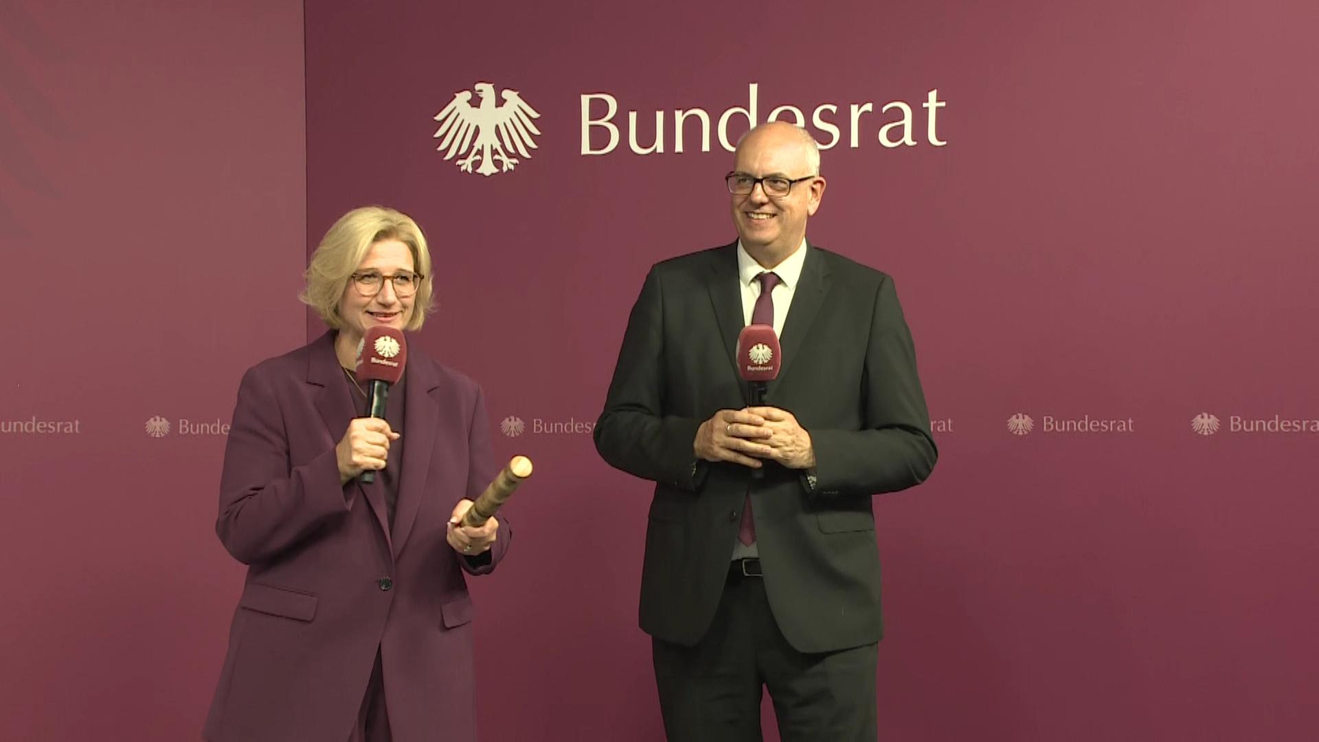 Anke Rehlinger gibt den Staffestab zur Bundesratspräsidentschaft an Bremens Andreas Bovenschulte weiter | SR