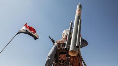 Bewaffnete Mitglieder der vom Iran unterstützten Huthi-Miliz nehmen an einer Demonstration gegen die USA und Israel teil (Archivbild).