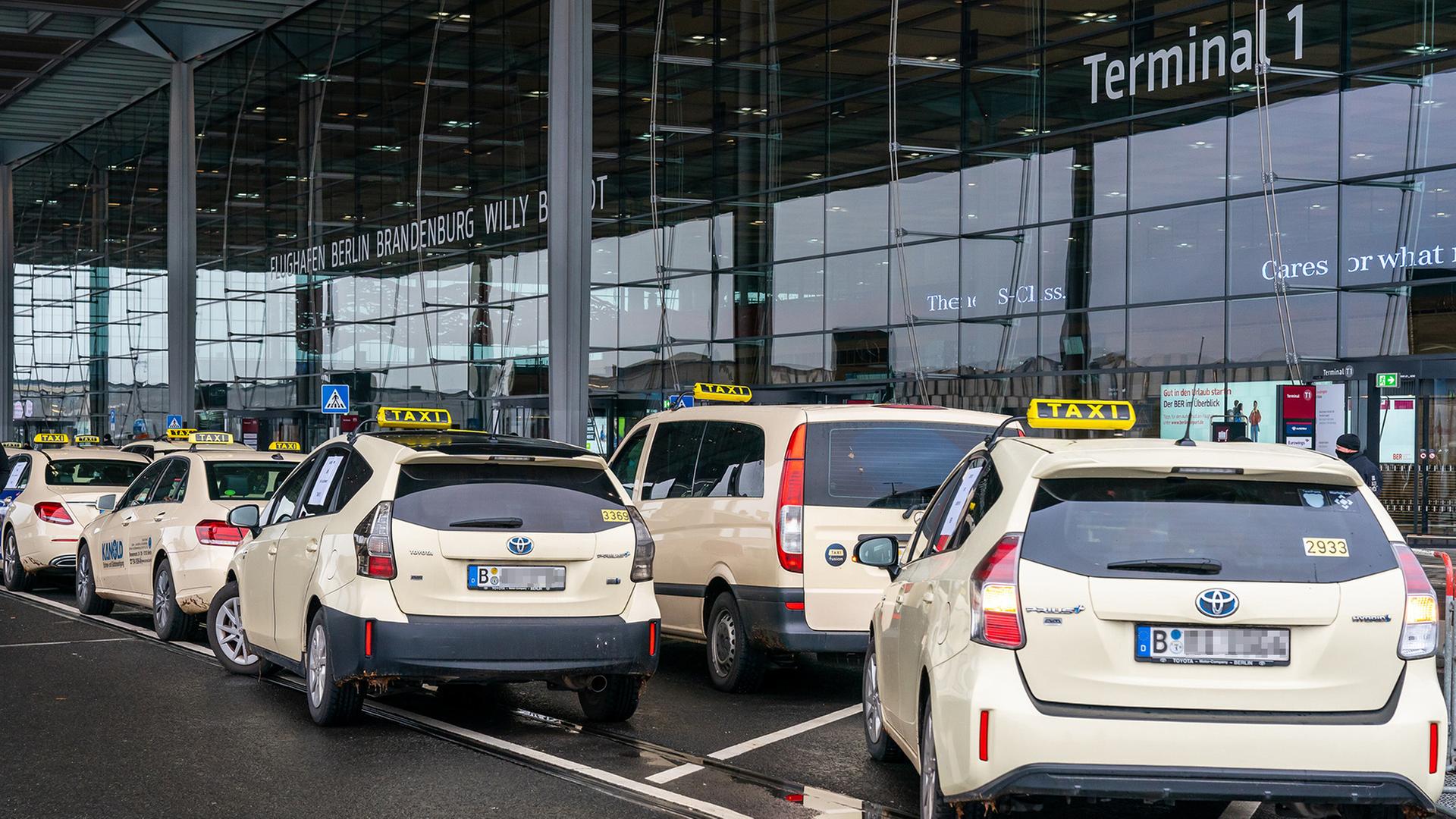 Ab 2027: Berliner Taxis dürfen keine Fahrgäste am BER aufnehmen