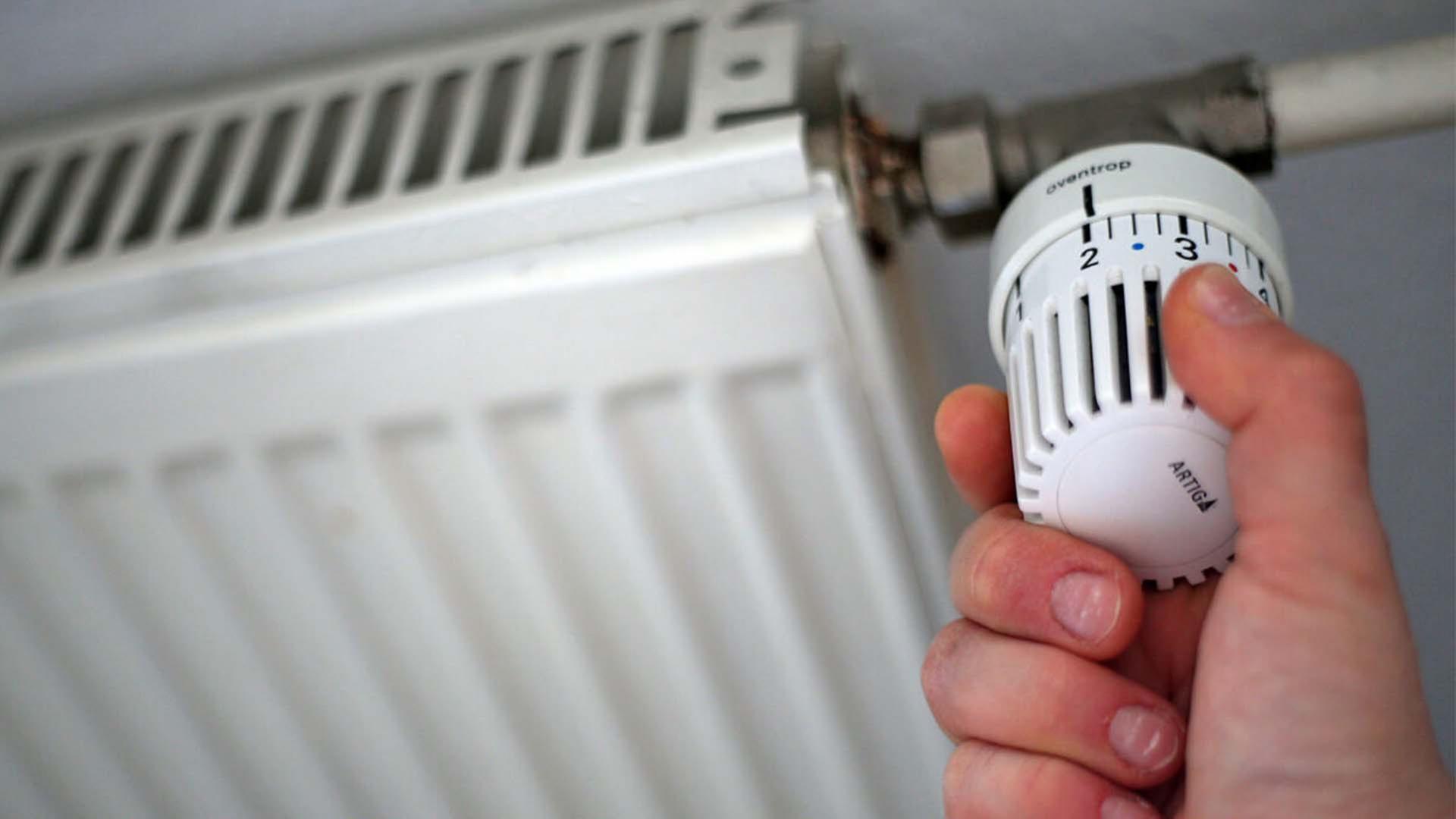Symbolbild: Heizung mit Thermostat. (Quelle: dpa/Müller) | dpa/Müller