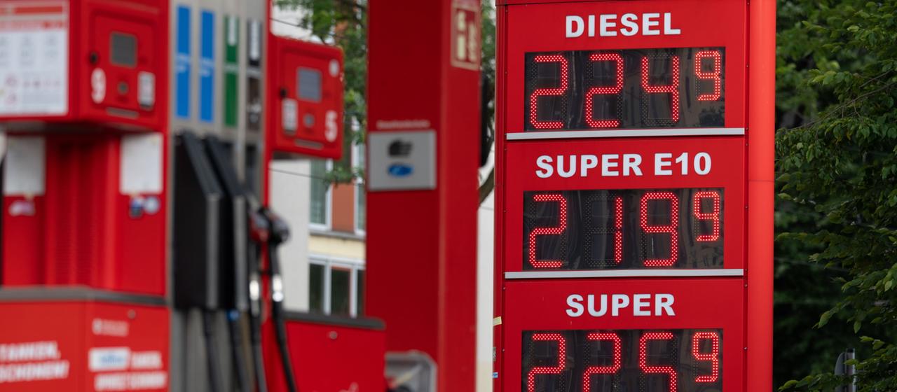Die Kraftstoffpreise werden auf einer Anzeigetafel an einer Tankstelle angezeigt.