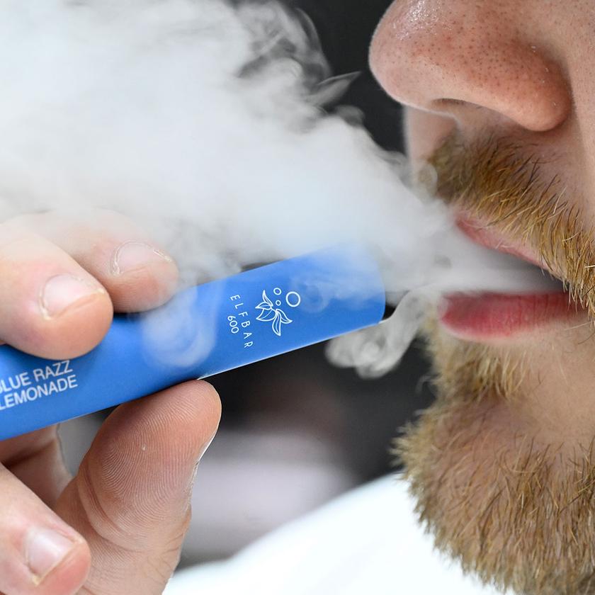 ist vape gesünder als zigaretten 🍓 Vapes – Sie wirken harmlos, sind es aber nicht 🚭 ⚡ Schneller süchtig:  Nikotinspitze bei Einweg-Vapes schon nach 5 Minuten (Zigarette: ca. 8 Min.)  🍬 Fruchtige Falle: Süße Sorten und „cleaner“ main image 0