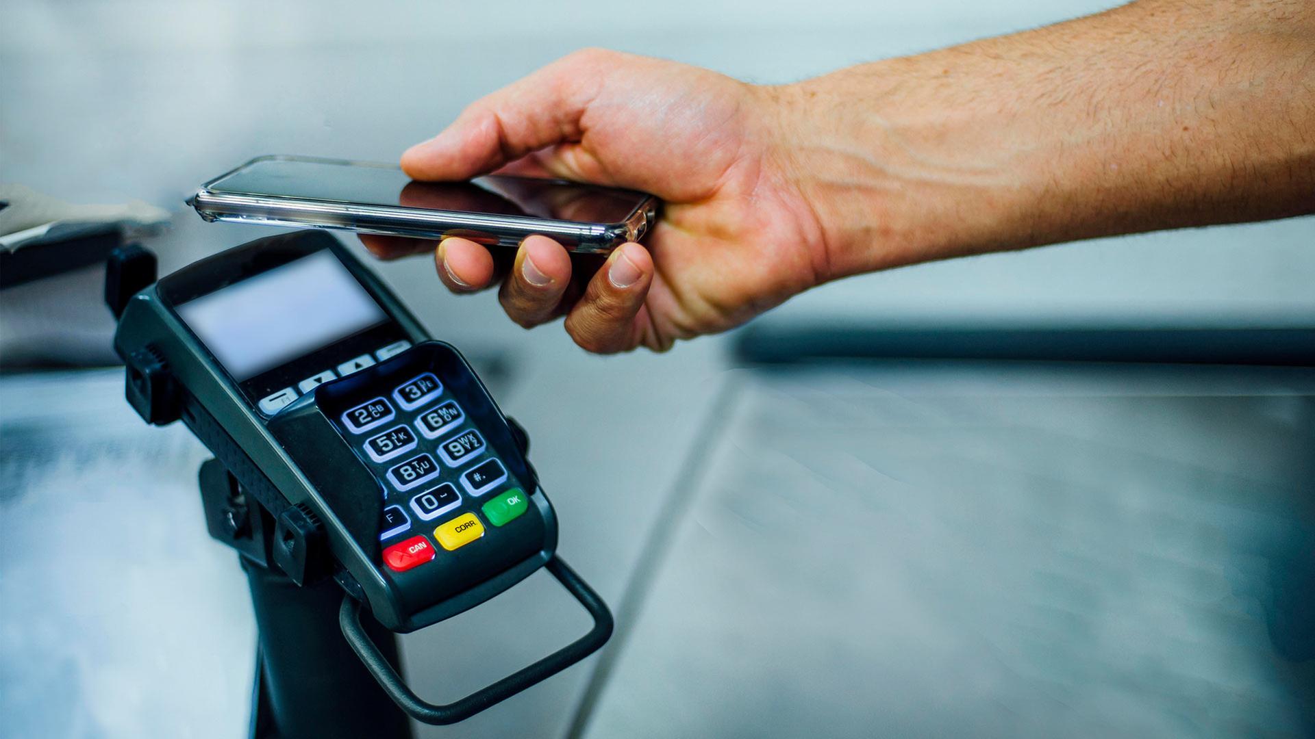 Ein Smartphone wird an einen Bezahl-Terminal gehalten. | picture alliance / Westend61