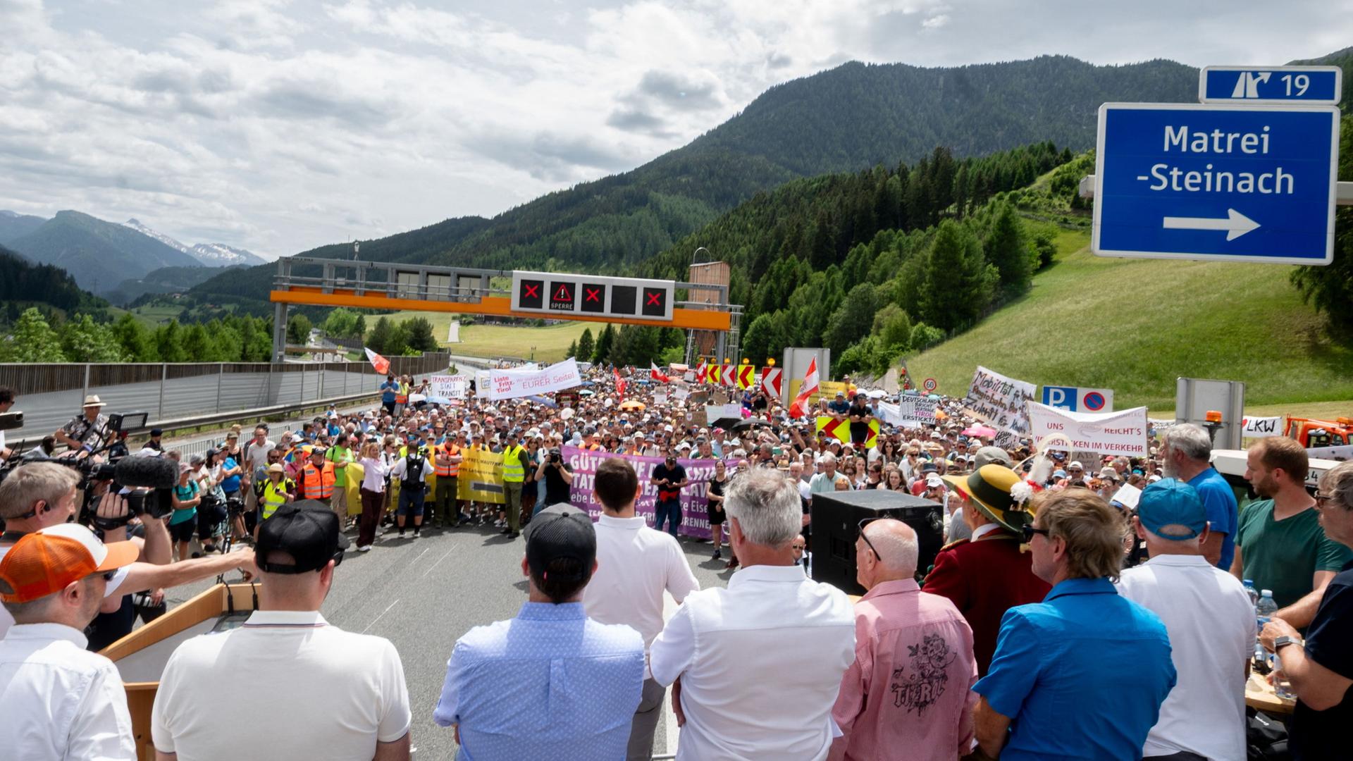 Demonstranten blockieren den Brennerpass. | AFP