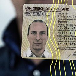 Seine „Identitätskarte“ zeigt „Reichsbürger“-Aktivist Peter Fitzek im Landgericht Dessau.