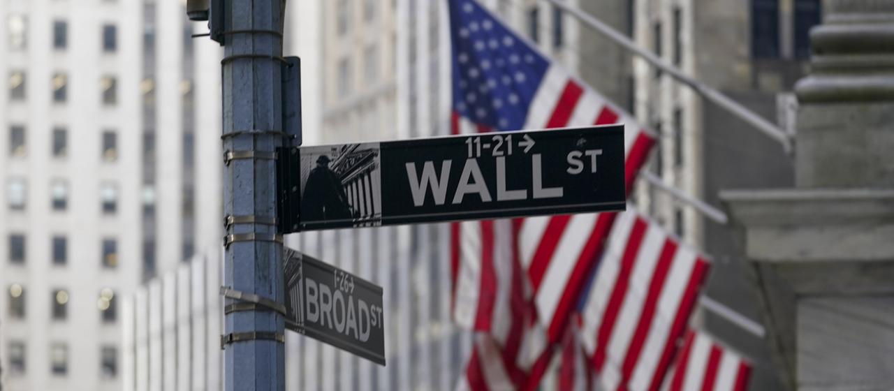 Fahnen hängen vor der Börse an der New Yorker Wall Street.