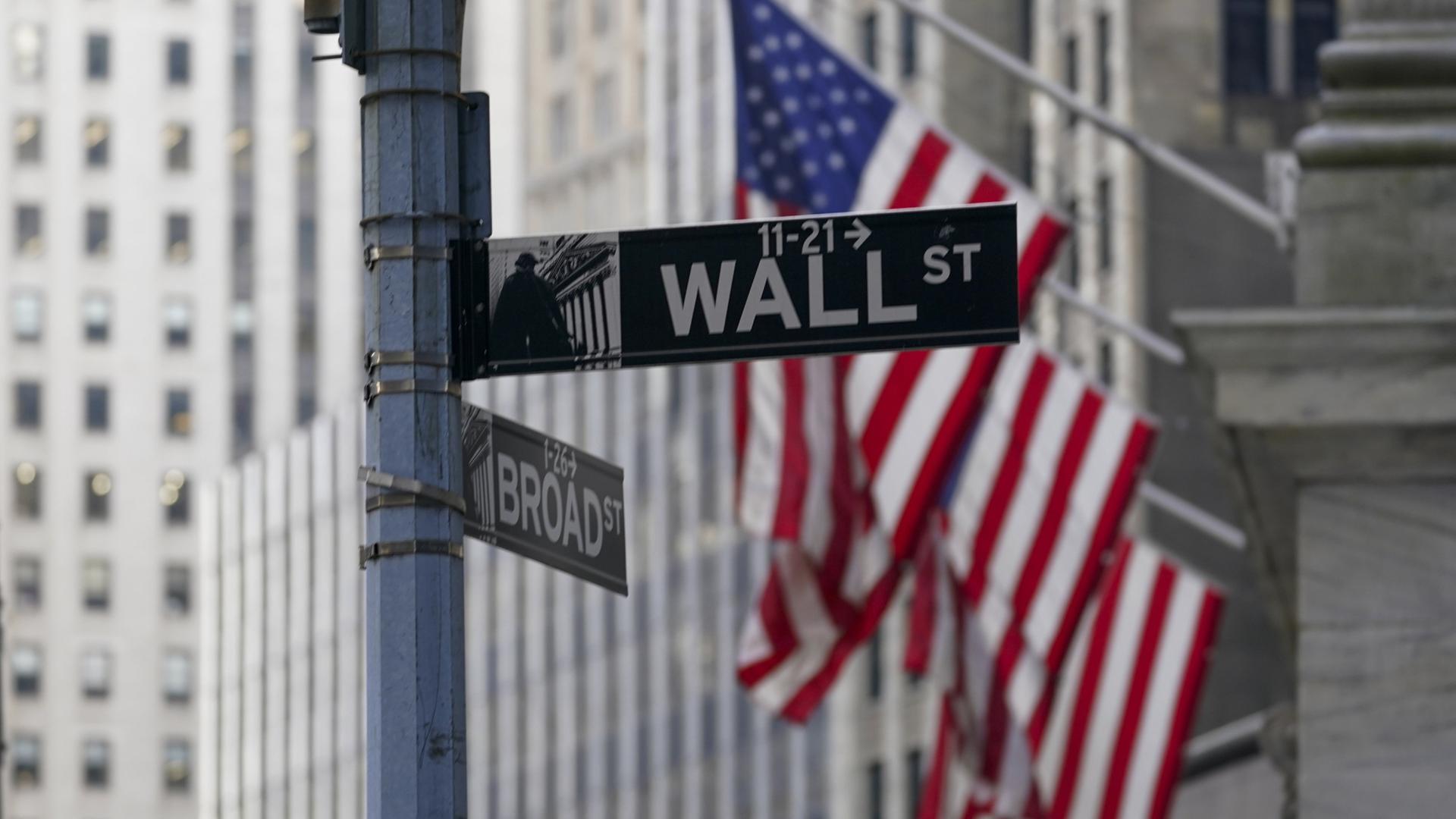 Fahnen hngen vor der Brse an der New Yorker Wall Street. | AP