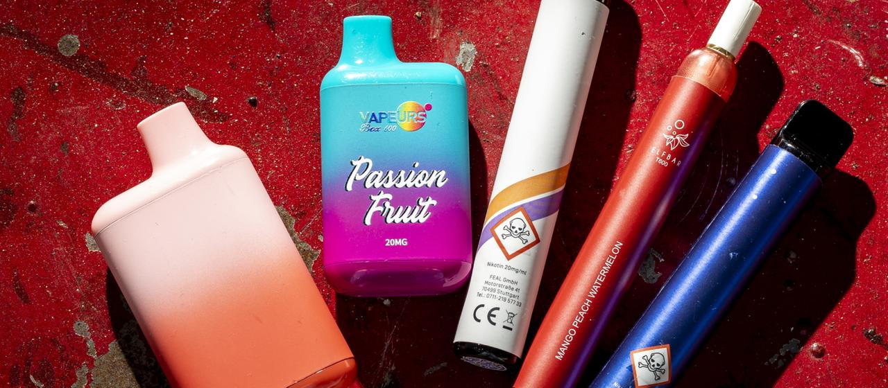 Eine Auswahl bunter E-Zigaretten
