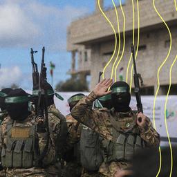 Hamas-Kämpfer versammeln sich am Ort der Übergabe zweier israelischer Geiseln in Rafah im südlichen Gazastreifen.