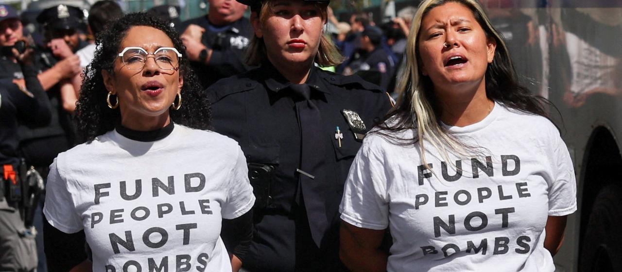 Demonstranten sind während einer Protestaktion in New York City zu sehen.