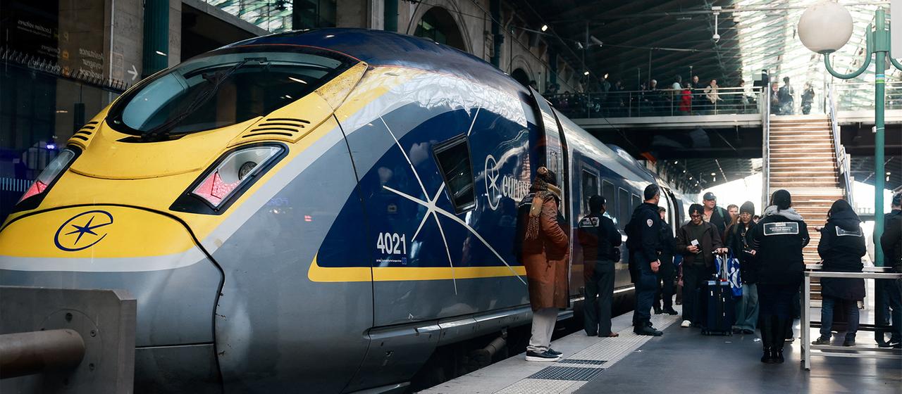 Ein Eurostar-Zug steht am Gare du Nord in Paris.