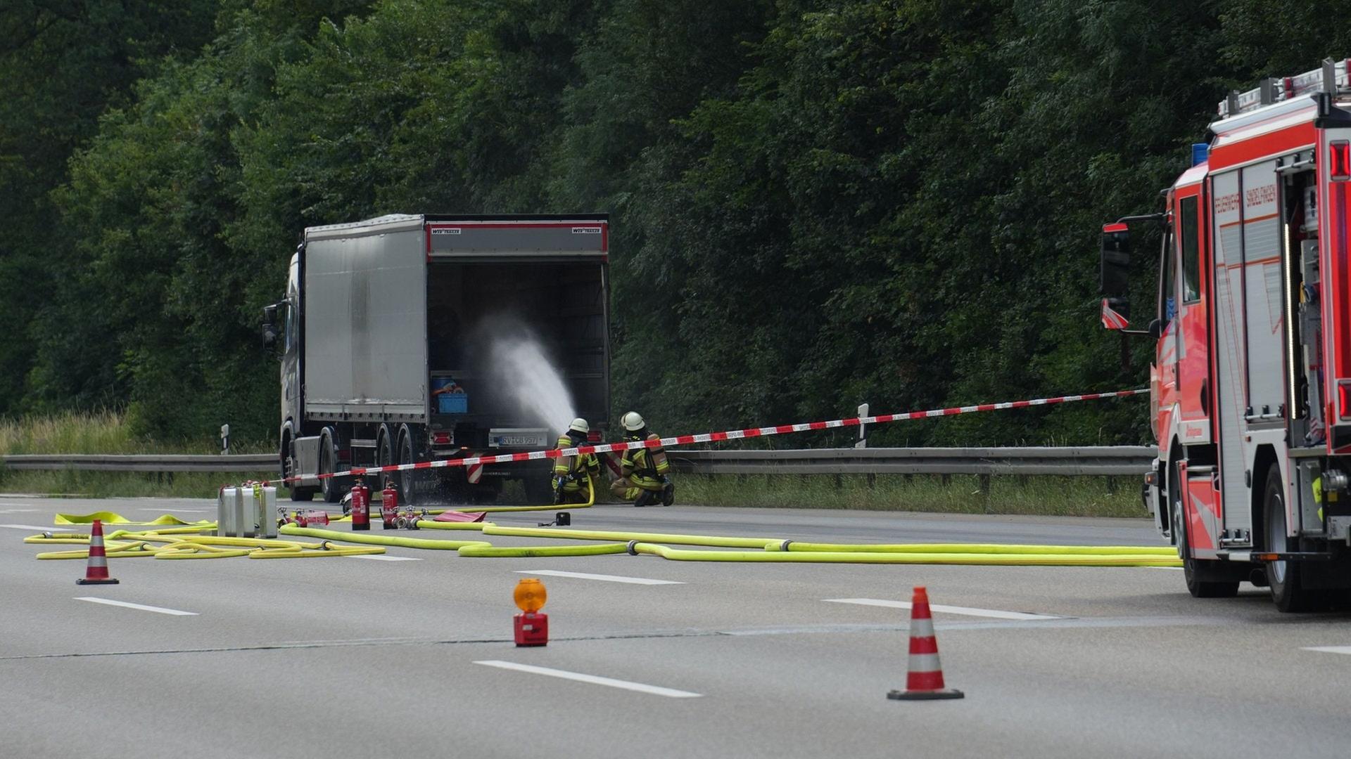 シュトゥットガルト近郊のA8高速道路で危険物漏出事故、無事に対応完了