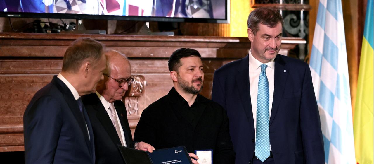 Wolfgang Ischinger überreicht Wolodymyr Selenskyj im Beisein von Donald Tusk und Markus Söder den Ewald-von-Kleist-Preis am Rande der Münchner Sicherheitskonferenz