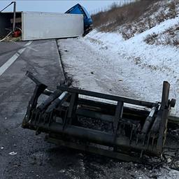 Ein umgekippter Lkw liegt auf der A36