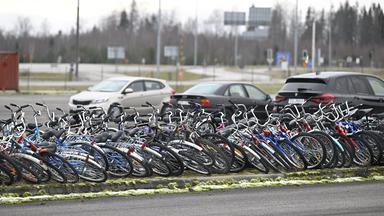 Konfiszierte Fahrräder stehen an der Grenze zwischen Russland und Finnland am Grenzkontrollpunkt Nuijamaa.