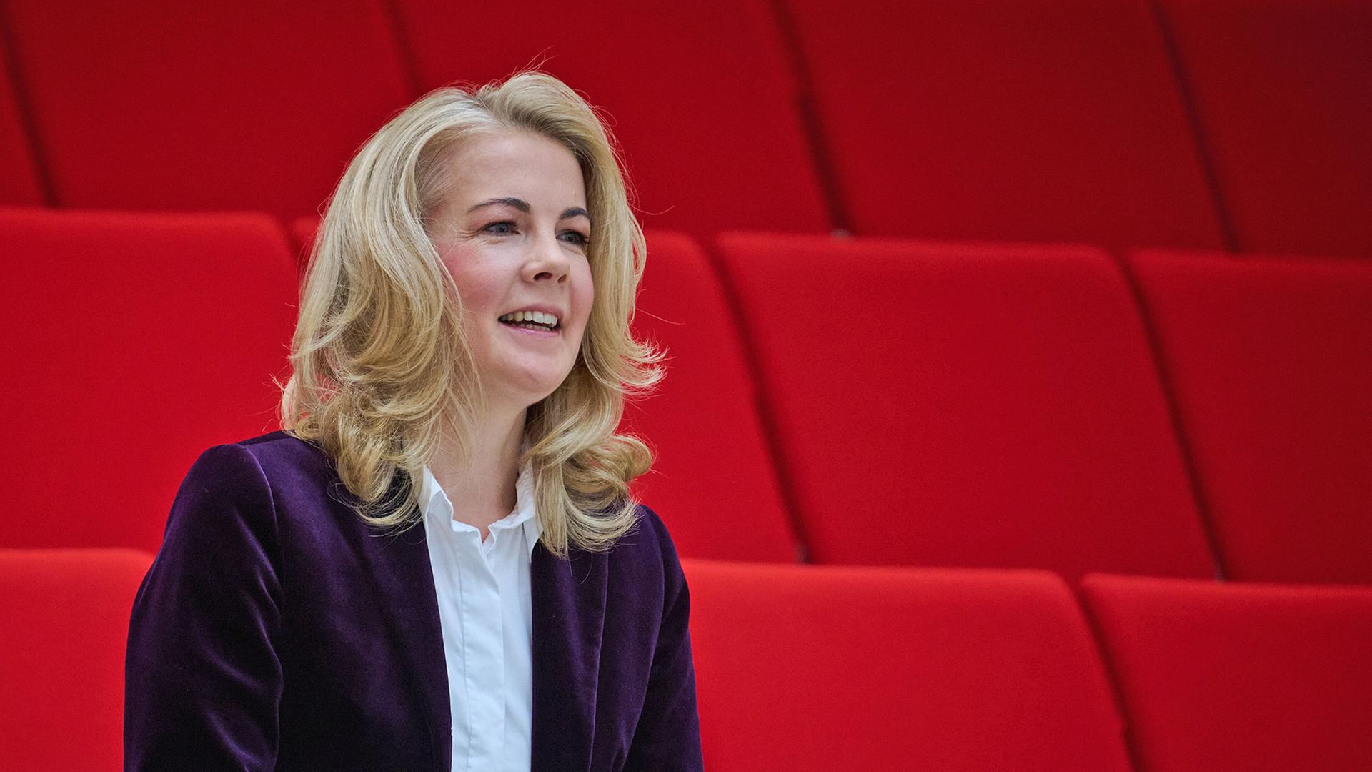 Linda Teuteberg (FDP) steht nach ihrer Wahl zur DDR-Aufarbeitungsbeauftragten im Landtag von Brandenburg. (Quelle: Picture Alliance/Bernd von Jutrczenka) | Picture Alliance/Bernd von Jutrczenka