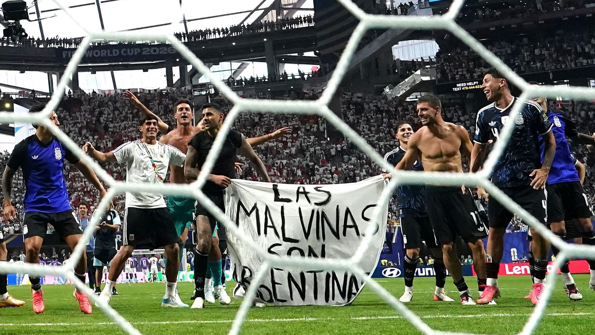 Die argentinischen Spieler halten nach ihrem Sieg ein Transparent mit der Aufschrift 