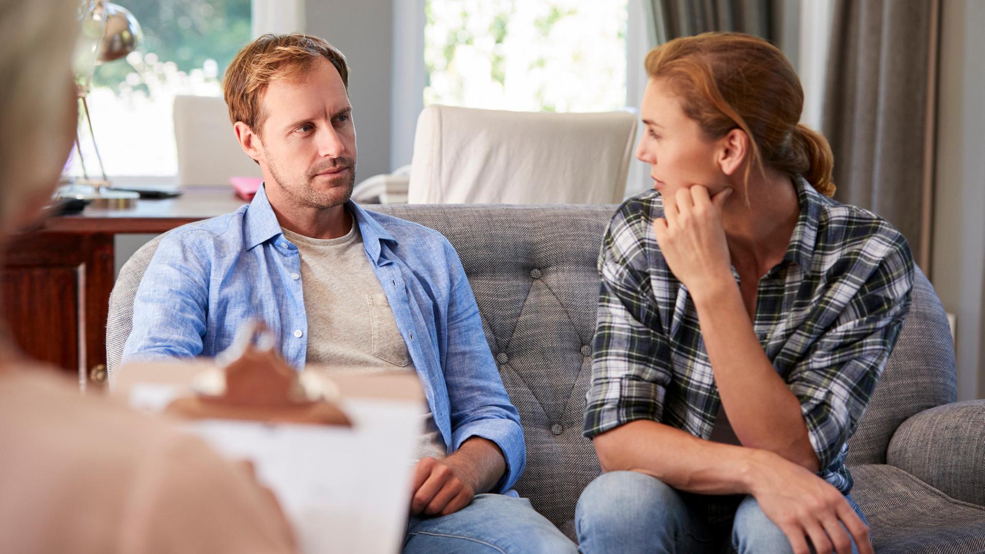 Zwei Menschen bei einer Paartherapie-Sitzung.