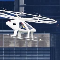 Ein Volocopter fliegt in Singapur
