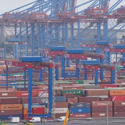 Hamburg: Container stehen auf dem Container Terminal Burchardkai im Hamburger Hafen.