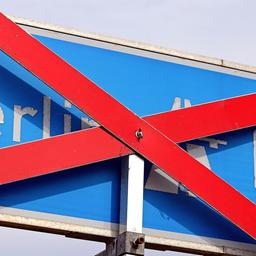 Ein Autobahnschild ist wegen einer Sperrung der Autobahn 9 mit einem roten Kreuz zugehängt