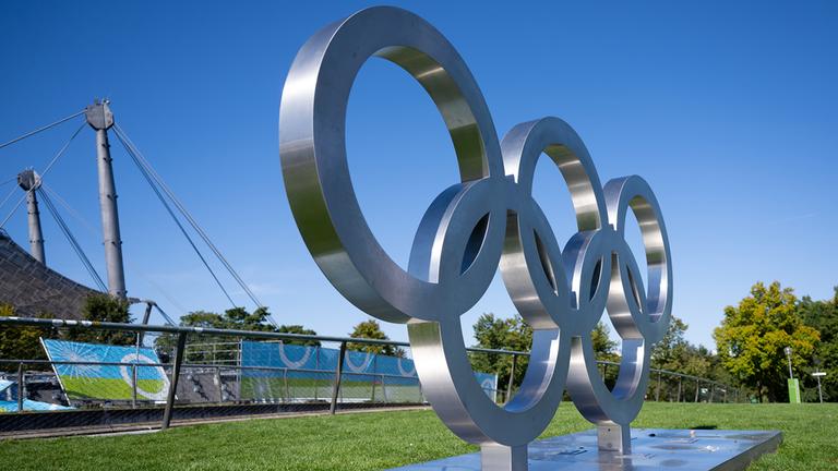 Blick auf die Olympischen Ringe im Olympiapark in München.