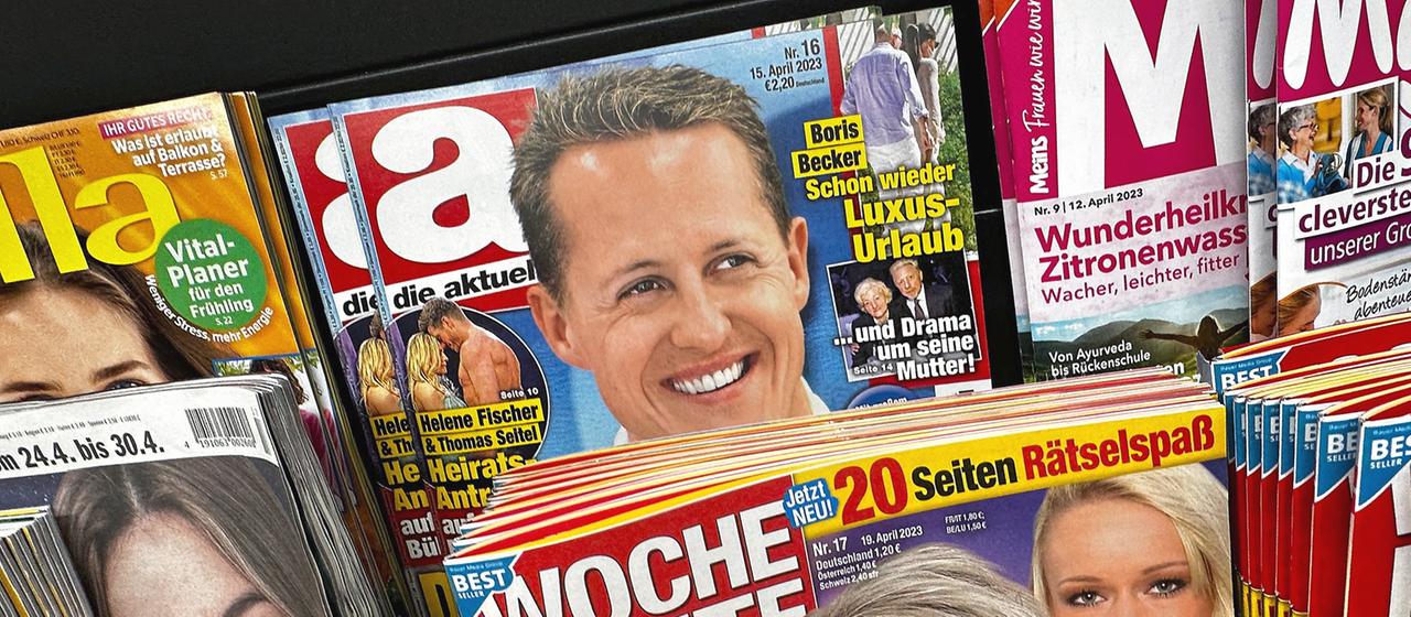 Kopien der Ausgabe des Wochenmagazins "Die Aktuelle" mit dem Cover, das ein gefälschtes Interview mit Michael Schumacher ankündigt, stehen in einem Regal eines Zeitungsladens.