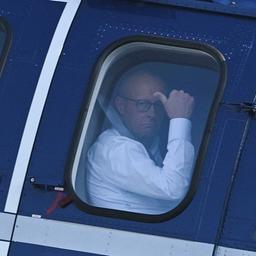 Friedrich Merz blickt aus dem Fenster eines Helikopters.