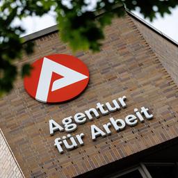 Der Schriftzug Agentur für Arbeit hängt an einem Gebäude.