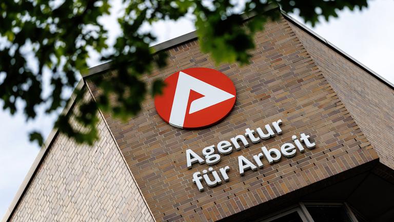 Der Schriftzug Agentur für Arbeit hängt an einem Gebäude.