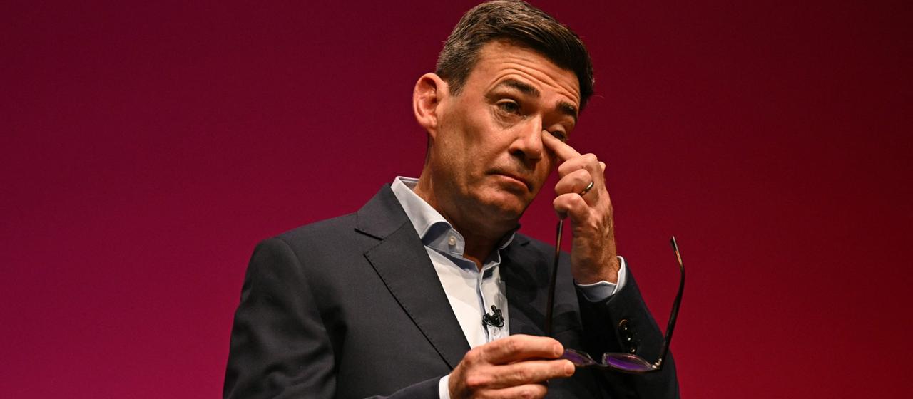 Andy Burnham wischt sich Tränen aus dem Augenwinkel.
