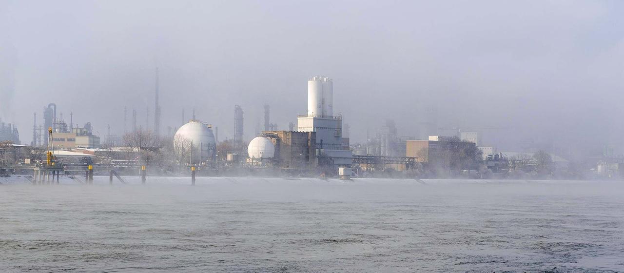 BASF Werksgelände am Rheinufer