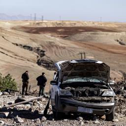 Ein zerstörtes Auto nach türkischem Beschuss eines Elektrizitätswerks in der nordsyrischen Provinz al-Hasaka