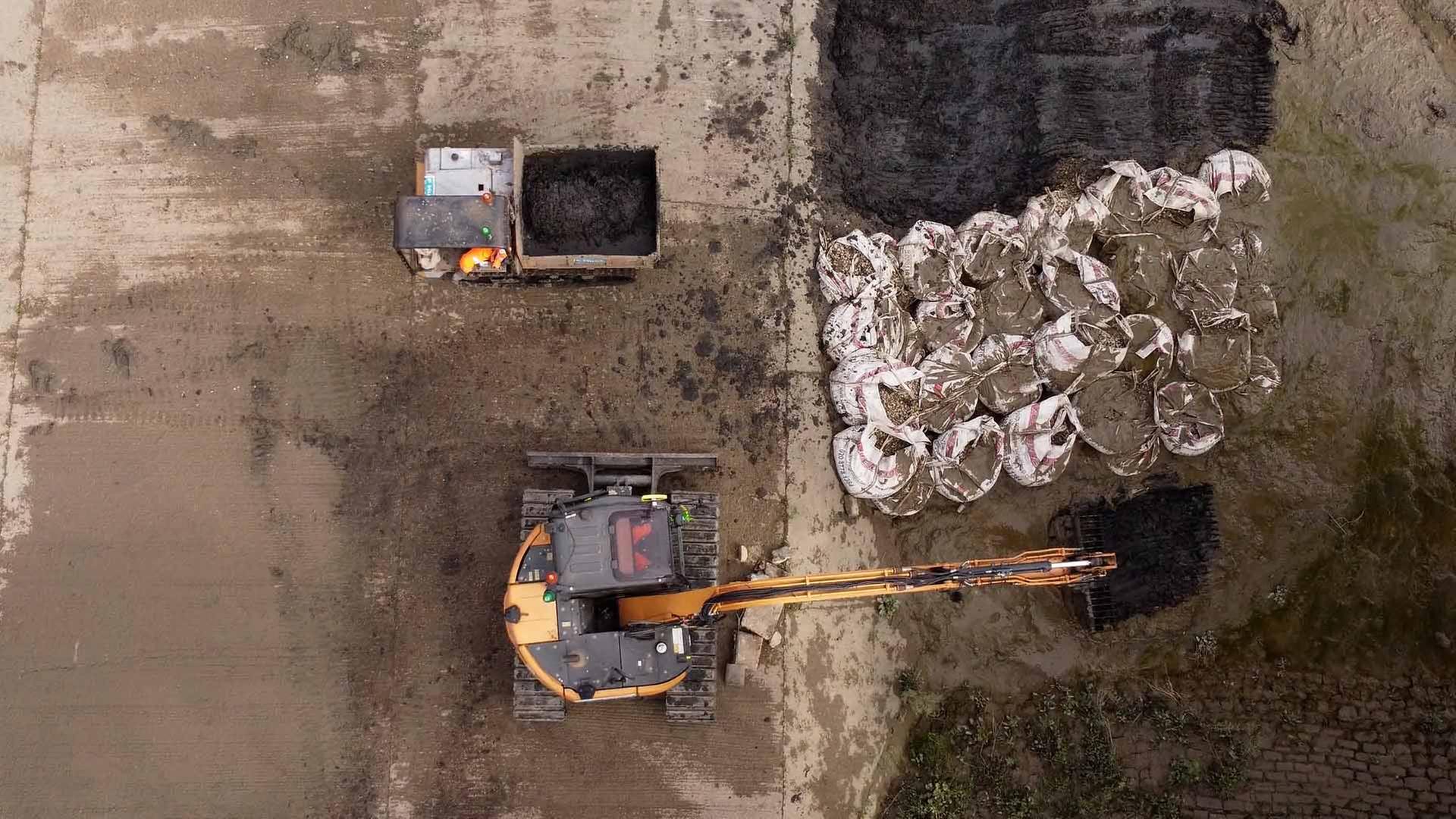 Ein Bagger holt belasteten Schlamm aus der Themse. | ARD London