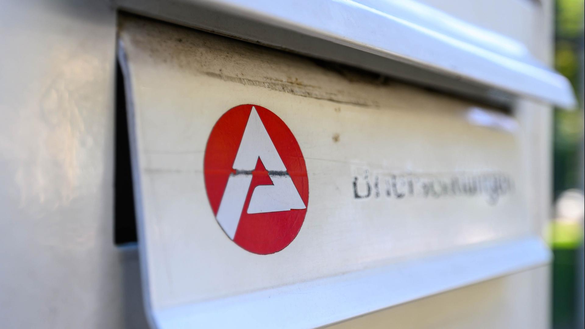Blick auf einen Briefkasten der Agentur für Arbeit in Chemnitz. | Hendrik Schmidt/dpa